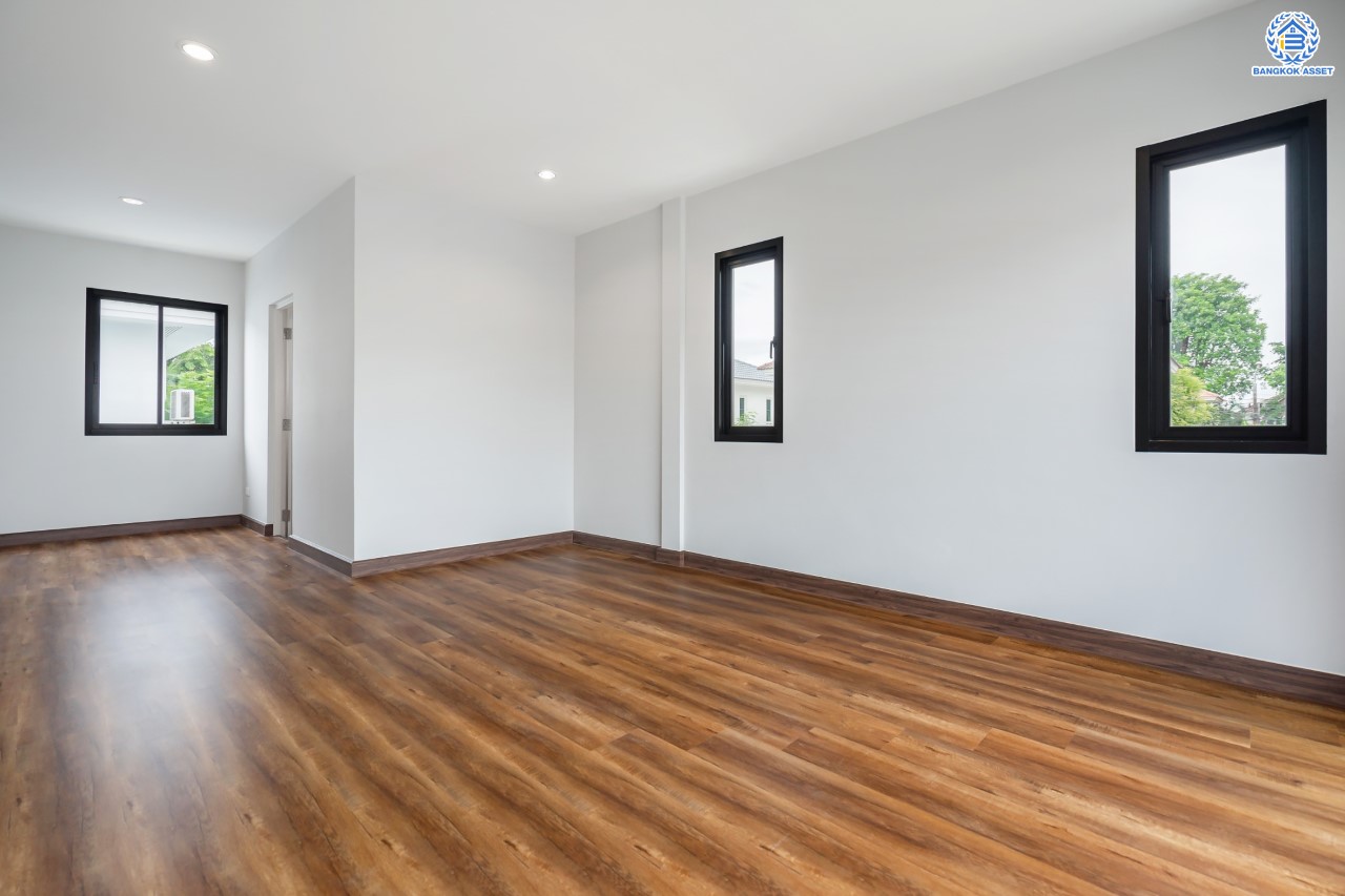 บ้านมือสองตกแต่งใหม่ ม.ชัยพฤกษ์ บางบัวทอง บ้านเดี่ยวหลังมุม แบรนด์ LH เนื้อที่ 72.5 ตร.ว. ฟังก์ชัน 3 ห้องนอน 3 ห้องน้ำ 1 ห้องอเนกประสงค์ จอดรถได้ 1 คัน พร้อม Facilities ครบครัน บนทำเลเดินทางสะดวก ติดถนนบางกรวย-ไทรน้อย ใกล้เซ็นทรัลเวสต์เกต และรถไฟฟ้าสายสีม่วง "สถานีบางพลู"